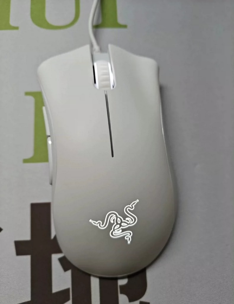 全新雷蛇鼠标，Razr雷蛇炼狱蝰蛇标准版，电竞办公两用神器！  全新未拆封，标价即卖价，包邮到家！库存有限，先到先得～  进口芯片，磨砂质感，精准定位，自定义按